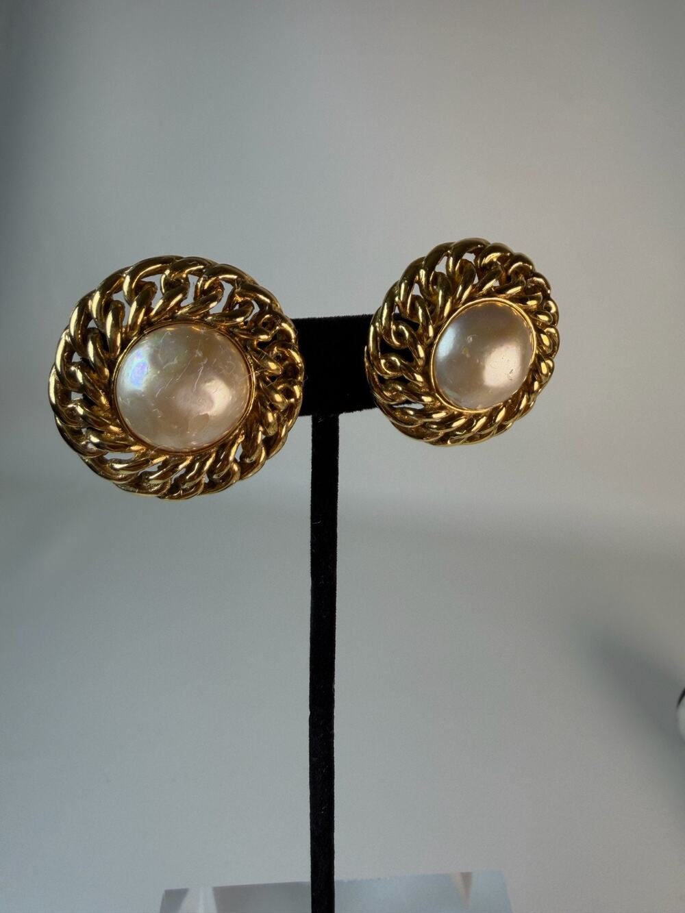 Chanel 1980s Mabe Pearl Clip On Earrings Gold Rope Chain CC France 23